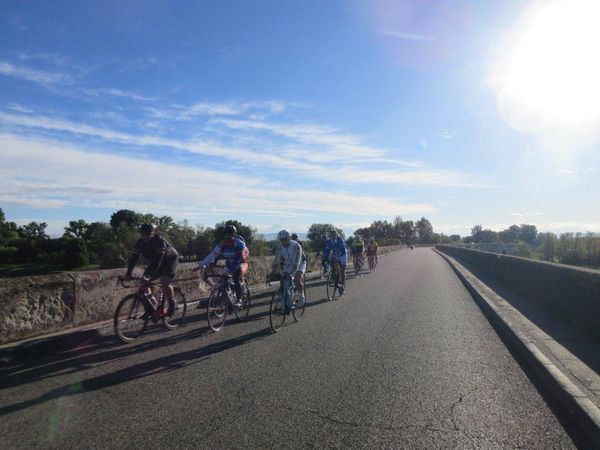 Une sacrée Armada de 33 cyclos ce matin malgré l'absence de "cadres" et habitués retenus par les obligations électorales.