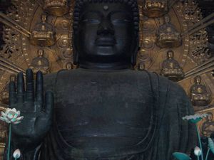 On a du mal à s'imaginer, mais le bouddha fait 15m de haut (sa main fait la taille d'un humain adulte)