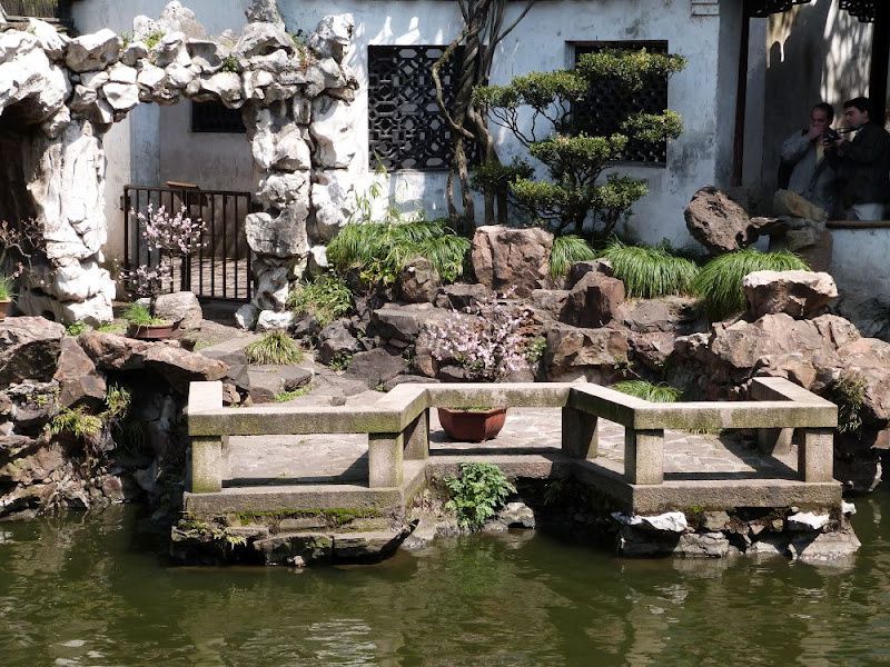 Le jardin Yu est situé dans la vieille ville de Shanghai. C'est l'un des plus beaux parcs de Chine. Il regroupe tous les éléments nécessaires à l'harmonie, à la réflexion et à la sérénité.