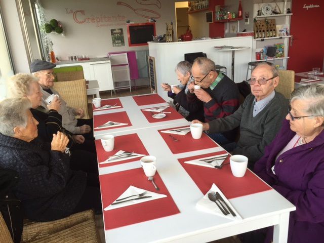 L'apéritif du mois, visite d'une médiatrice animale et une sortie à la crêperie!