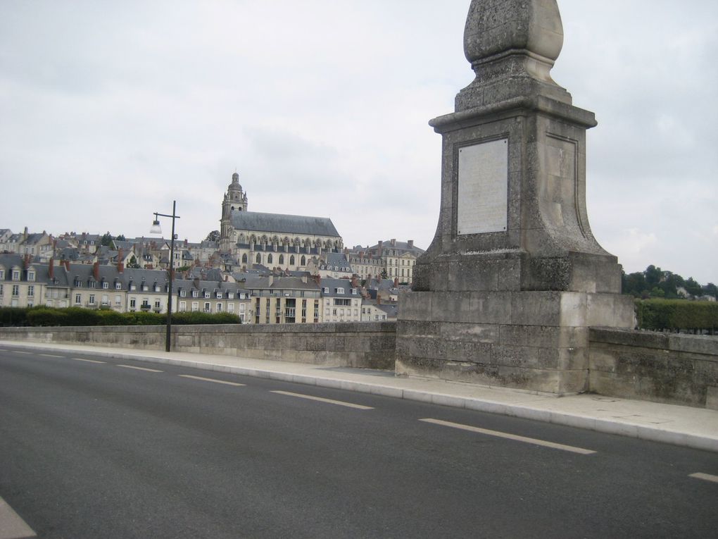 Me revoici à Blois à 13 h. J'aurai effectué 90 km pile poil pour rejoindre le camping OnlyCamp Val de Blois laissé samedi matin, je passe à côté de nos canoés. Je rejoins donc mon Super-8.