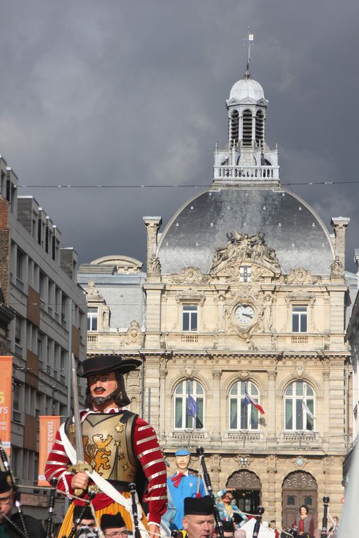 Ces ambassadeurs originaux de taille exceptionnelle représentant bien l'attirance du fantastique plus vivace que jamais à notre époque. Symboles au même titre que les beffrois et les moulins, ils sont les témoins historiques et l'âme des cortège, où religiion et traditions laïques se mêlent avec bonheur. Annie DEGROOTE FIER DËTRE NORDISTE Ed. OUEST-FRANCEi