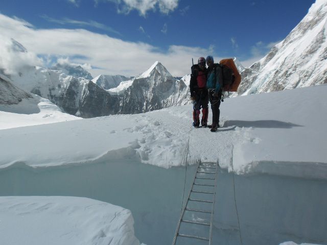 Des petites et grosses crevasses jalonnent le fond presque plat de la combe