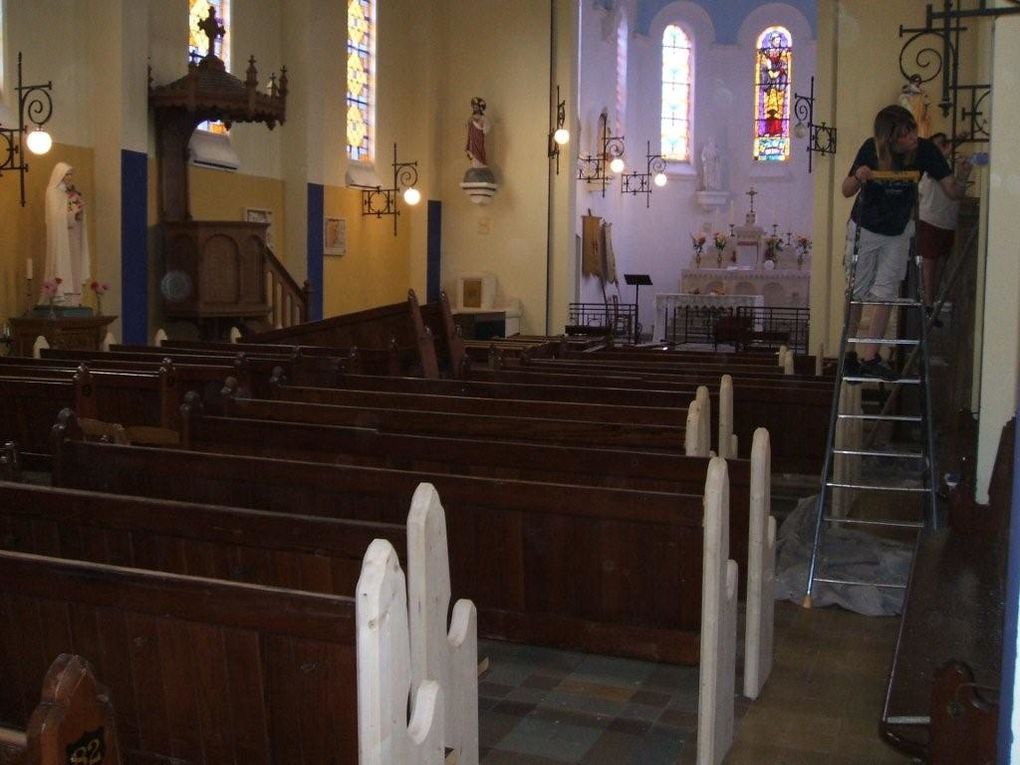 Rénovation de l'Eglise de Guillemont de 2004 à 2008.
Les travaux ont été en partie entrepris avec la participation des habitants du village.
6 décembre 2007 : L'Abbé Nicolas a aidé les enfants à créer les phrases qui ont été peintes dans l