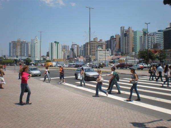 Floripa, pour les intimes, et l'Ilha de Santa Catarina : plages à perte de vue, végétation luxuriante, activités sportives, casse-croûtes sur le pouce, sieste dans le hamac... le début des vacances, ça promet pour la suite !