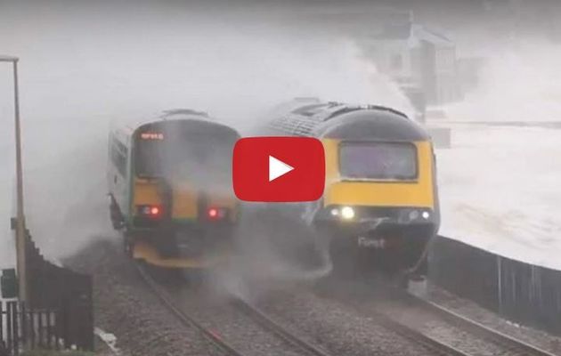 VIDEO - un train submergé par des vagues en Grande-Bretagne