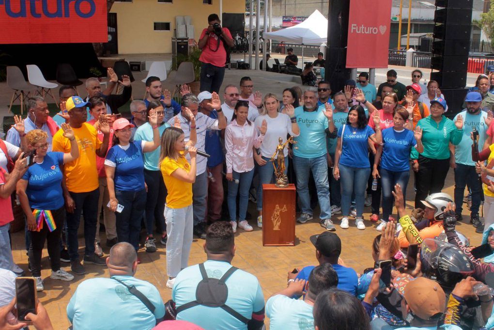 En Carabobo juramentan equipo de voluntarios del “Movimiento Futuro” para respaldar a Nicolás Maduro