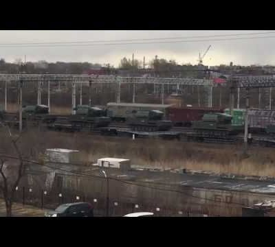 Que font les véhicules militaires russes à la frontière nord-coréenne? 