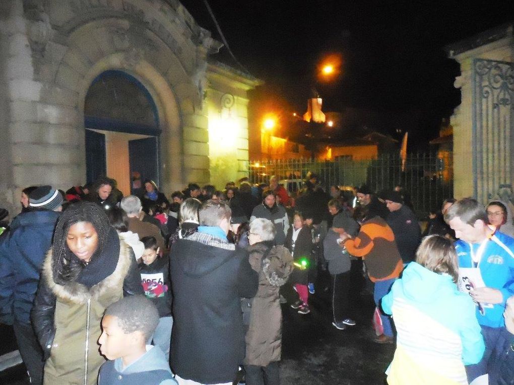 Dans le parc de l'Hôtel de ville : avant le départ et accueil au stand de l'OMS à l'arrivée (pain au chocolat et boissons chaudes ou fraîches) 