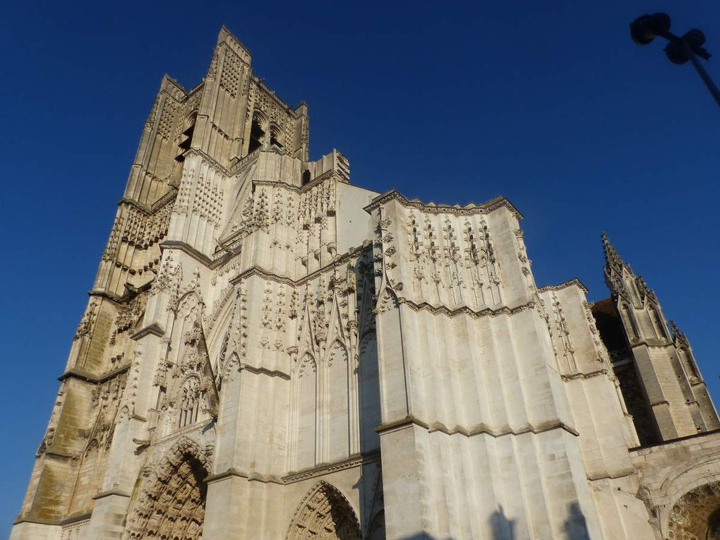 Une rue piétonne du Vieil Auxerre, une porte de la ville et la cathédrale, le tout sous le soleil, nous étions le 17 décembre.