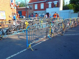 1)Le cyclo-club Merville ,club de la FFCT, 2)Jacques un copain nous accueille.