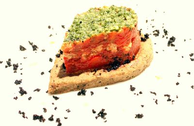 Thon à la tomate et au basilic sur un lit de pain aux olives noires