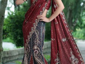Le sari est une longue bande de tissu (1m30 à 6/10m) qui est fait d’une seule pièce. Les vêtements cousus et percés par des aiguilles étant auparavant considérés comme impurs, le saree se devait de respecter les anciennes croyances hindoues. Comment une seule et unique bande de tissu peut donner un rendu pareil pourriez vous me demander… Et bien, pour faire d’une bande de tissu, un style vestimentaire qui a traversé des milliers d’années il est important de connaitre les techniques de drapage !