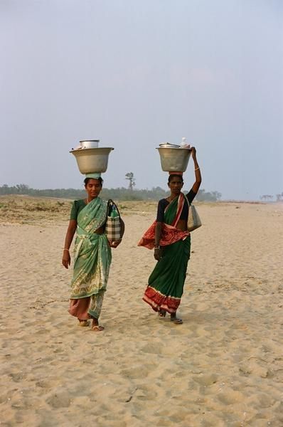 <p>Janvier 07 - Je suis ravie de vous faire partager un peu plus de ce chouette voyage de 24 jrs en Inde du Sud dans les Etats du Kerala et Tamil Nadu. J'esp&egrave;re que ces clich&eacute;s vous plairont, vous toucheront, vous donneront une petite id&eacute;e de ces agr&eacute;ables endroits, de l'ambiance, ...&nbsp;(mais l&agrave; c'est biais&eacute; par mon oeil), voire vous donneront envie des les d&eacute;couvrir en r&eacute;el.</p>
<p>N'h&eacute;sitez pas &agrave; me faire part de vos rem