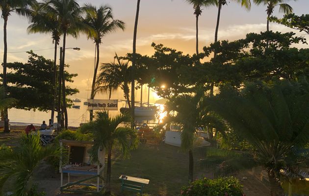 Arrivés ce soir à Bequia , pour laisser passer Isaac , plus au nord . Nous sommes partis hier de Martinique, peu de vent , de la pluie , mais ce soir , calme et tranquillité! 