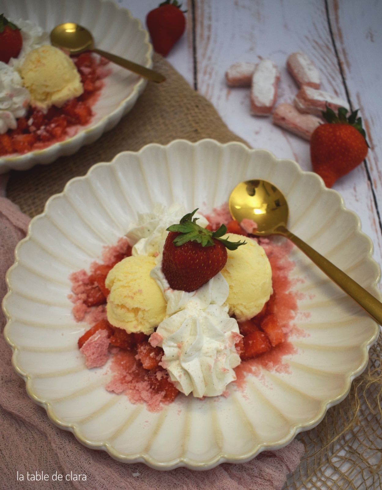Glace biscuits roses fraises chantilly maison