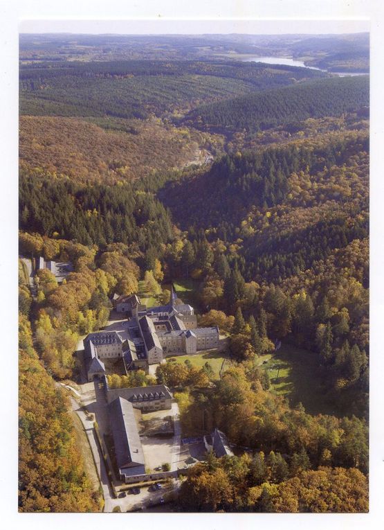 Le tour de l'Abbaye de la Pierre qui Vire