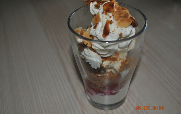 Coupe glacée; cerises, amandes, speculoos•