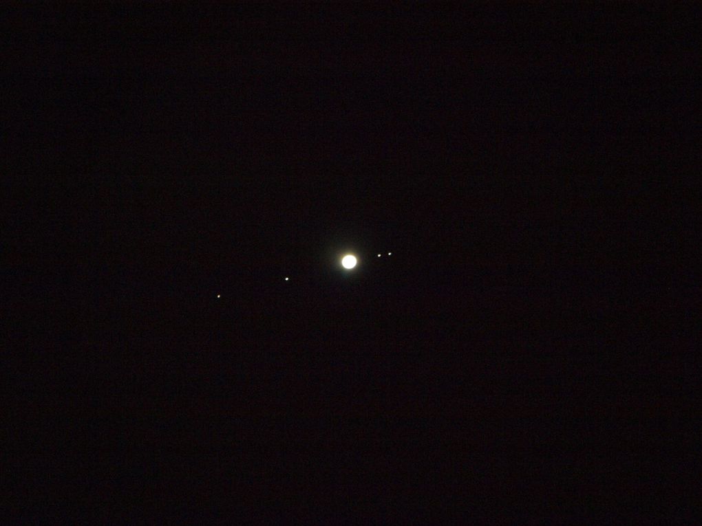 Photos prises par notre télescope (bât. 470) durant les deux premières soirées d'Observation de l'année.

Au programme :
- Jupiter et ses 4 satellites
- La Lune
- Couchers de Soleil