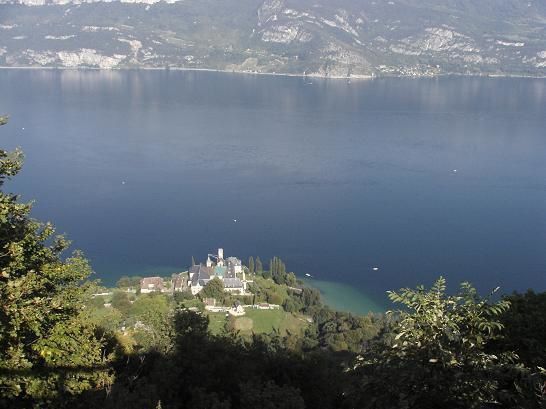 Il a une côte plus sauvage que l'autre, son voisin, le lac d'Annecy, et bien que sa renommée ne soit sans doute pas aussi grande, il a lui aussi sa beauté propre. Aix-les-Bains et Chambéry en sont les villes les plus proches, sans être exactemen