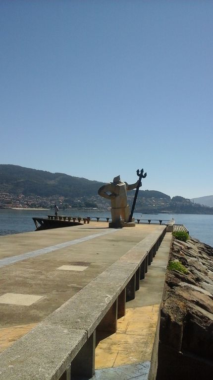 Le port de Ribeira, celui de Boiro, celui de Rianxo,quelques statues monumentales, le dieu des mers, la femmes-poisson ou encore ce monument dédié aux émigrants. 