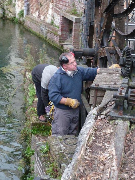 démontage des cercles, cornières, meulage des boulons oxydés sur la roue, décapage, peinture