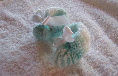 Chaussons bébé au crochet blanc et turquoise