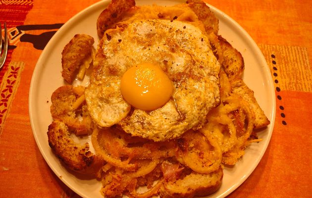 Macaroni au gratin et son œuf au plat.