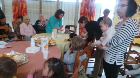 Plantations de fleurs avec les petits et dégustation de gâteaux.