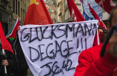 La jeunesse communiste vire Gluksmann, le larbin des américains, de la manif du 1° Mai 