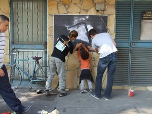 Travail de collage de photos dans le quartier de l'Ariane à Nice