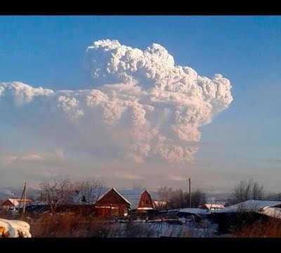 Russie:L'éruption du volcan Bezymianny au Kamchatka crache des cendres sur 17 kilomètres de haut 20/12/2017 (videos)
