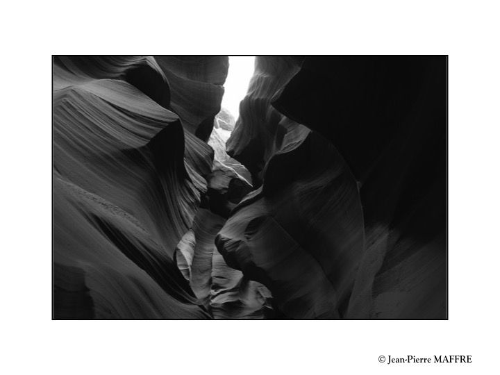 Antelope Canyon est sans doute l'un des plus beaux joyaux des États-Unis et l'un des sites les plus envoûtants de l'Arizona. Sculpté par l'érosion de l'eau et du vent il offre un spectacle naturel fascinant.