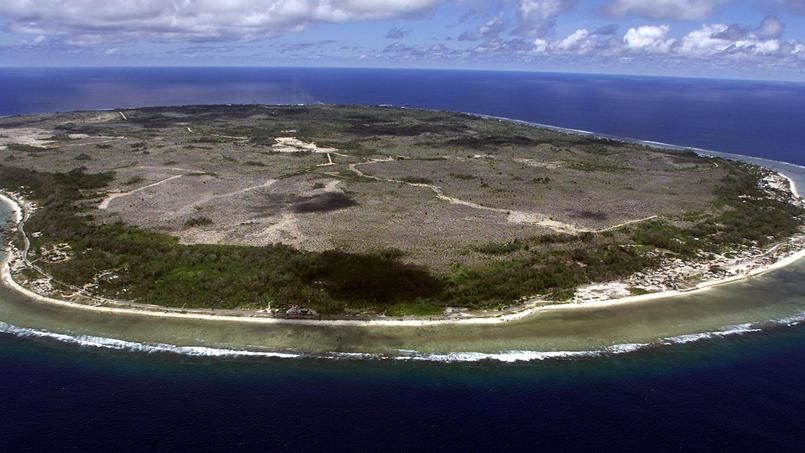 Rifuĝintoj elpelitaj el Aŭstralio iras al la insuleto Nauro. Foto : TORSTEN BACKXOOD/AFP