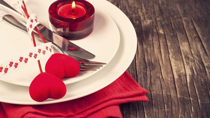 Idée de déco de table pour une soirée romantique, à petits prix !(source photo @canalvie.com)