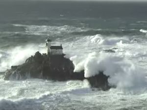 Seul, pendant 2 mois, dans l'enfer du phare maudit de Tévennec (29) 