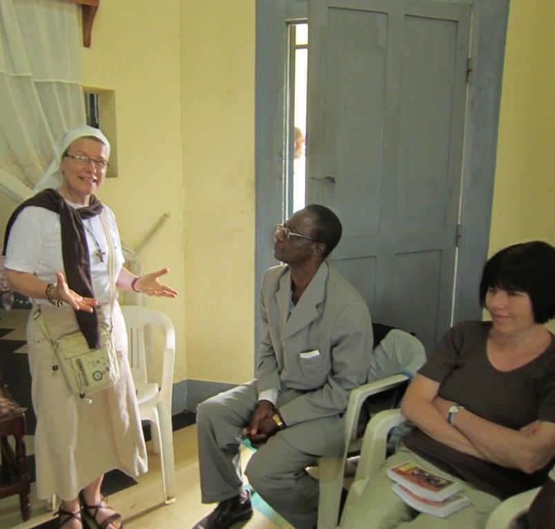 Voici qq photos du début de notre voyage missionnaire, le départ de Bois Guillaume, l'arrivée à Roissy Charles de Gaulle, le voyage en avion et l'atterrissage à DOUALA le 14 juillet . Puis la 1ère visite en immersion là où travaille Sabine NO