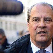 Sept députés et huit sénateurs soupçonnés de détournement de fonds publics, selon "Le Monde"