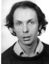 Hugues dray, un auteur-compositeur interprète belge qui s'accompagne à la guitare et il a composé des centaines de chansons