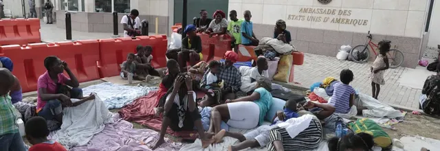 Ayiti-Ensekirite   Pou yon ti ponyen monnen ak pouvwa : Sou lòd gouvènman  Ariel Henry ,lapolis gazifye moun ki te pran refij devan anbasad ameriken 