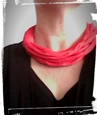 Collier "ethnique" rouge - (Matière T-shirt recyclé)