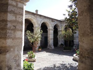 Un premier cloître : blanc