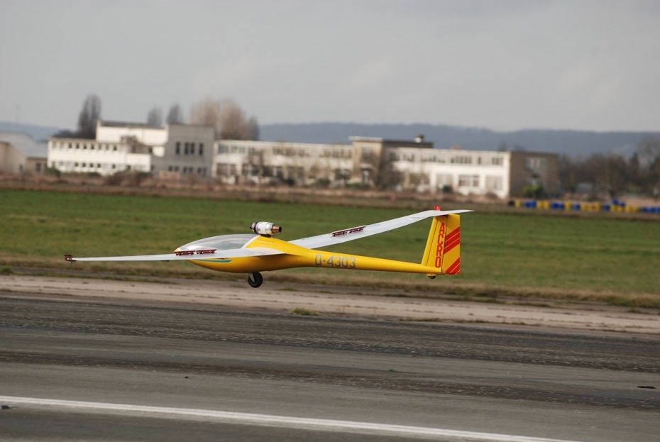 5 mètres de QUALITE ET DE BONHEUR
finition en cours
motorisation 2 EDF FAN DE 4KG
LIPOS 8 S