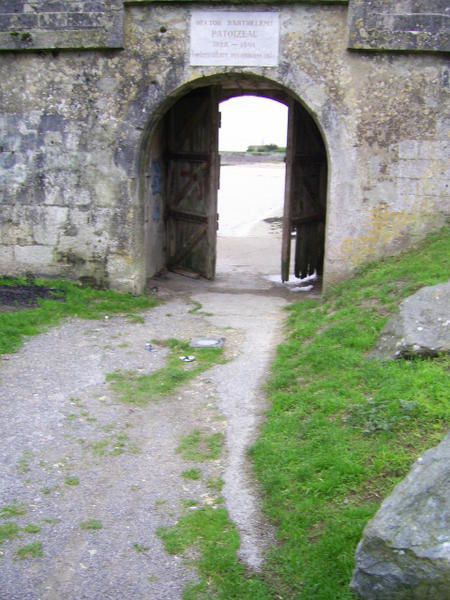 Cette balade à pied se fait à partir du viaduc en prenant le sentier du littoral jusqu'au pont Napoléon (chenal de la Brande). IL vous faudra 2 à 3 heures pour faire cette promenade via la citadelle du château et le moulin de la Côte.