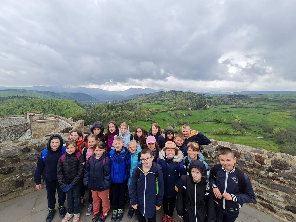 Classe de découvertes : JOUR 4 : en route pour le Château de Murol et lac Pavin