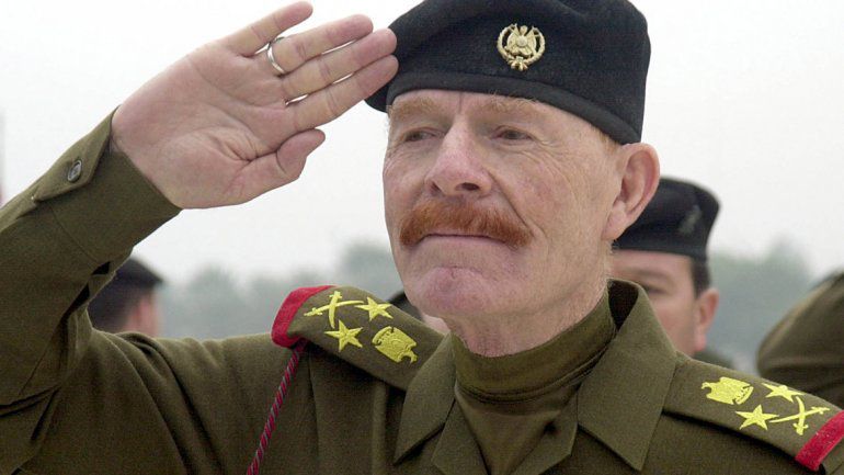 Irak exhibió los restos del vicepresidente de Saddam Hussein en un ataúd de vidrio