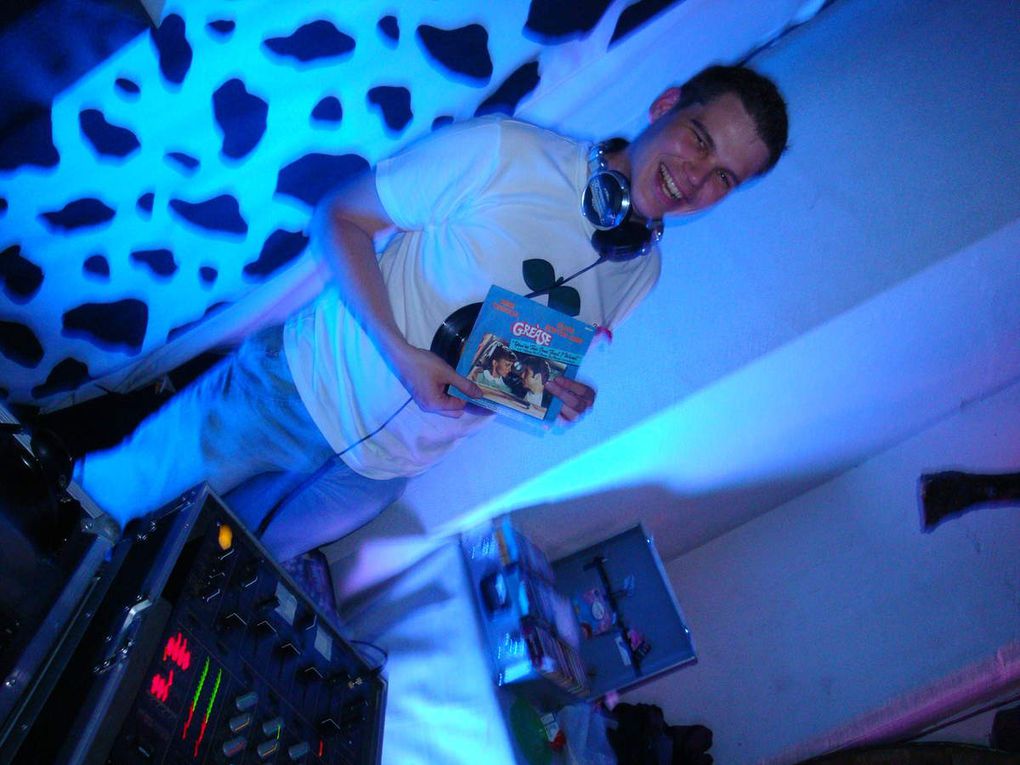 <p>QUELQUES PHOTOS DES SOIREES DE DJ SKAN VOUS SONT PROPOSEES A L'INTERIEUR DE CET ALBUM...AMIS DE LA FETE SOYEZ LES BIENVENUES DANS QUELQUES UNE DE MES SOIREES DE MIX OU SIMPLEMENT&nbsp;DE TEUFS ENTRE POTES...</p><p>A REGARDER SANS MODERATION!!!</p>