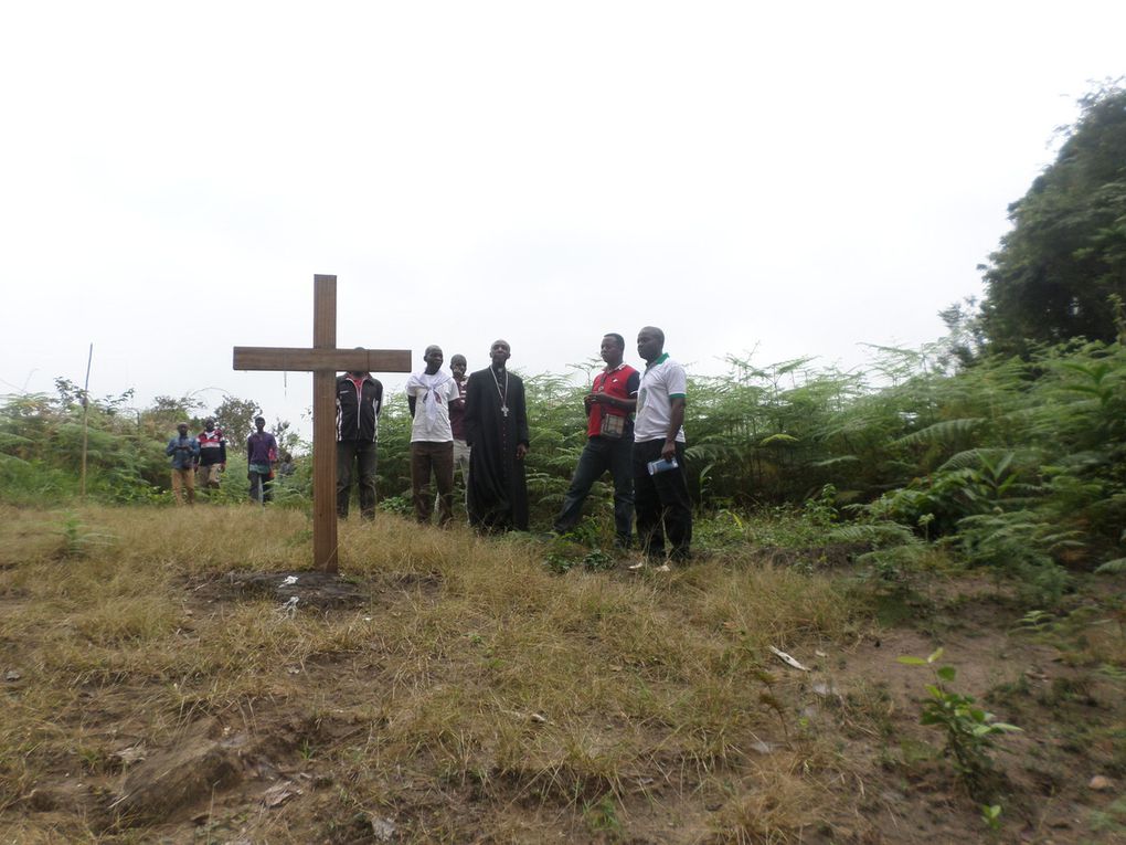 L'évêque de Kinkala (Mgr Louis Portella) en visite à Maléla Mbombé (Village natal du Cardinal Biayenda)