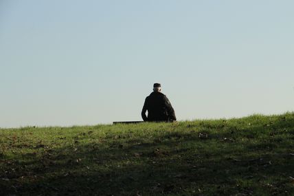 Posé   sur la   colline