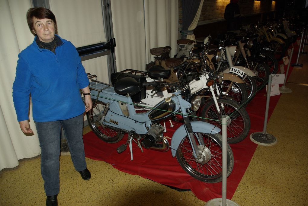 Encore un excellent week-end autour de l'expo et de la bourse 2013 organisées par l'Amicale des Vieilles Bécanes de Carhaix, qui se déroulait cette année aux Halles de Carhaix. De nombreux participants dans la bonne humeur, et de nombreux admirat